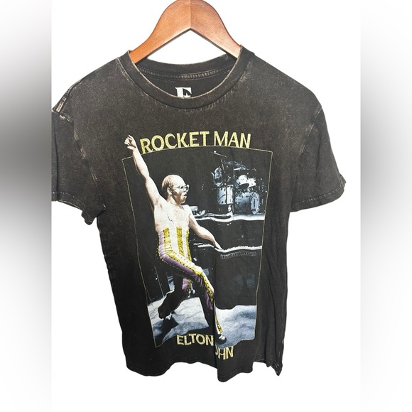 Tops - Elton John Rocket Man Band Tee Rick Concert Black T-Shirt S
